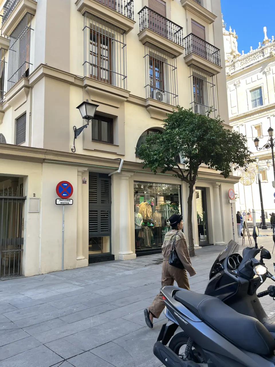 6 Plaza de la Virgen de los Reyes