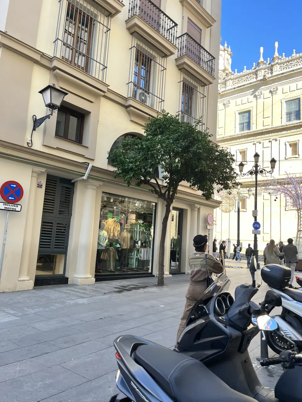 6 Plaza de la Virgen de los Reyes